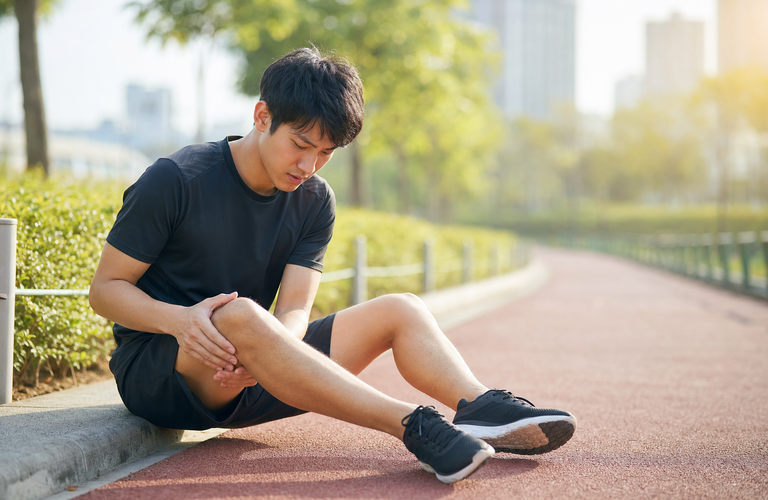 階段で「膝の外側」が痛む原因！再発しやすいランナー膝の根本対策