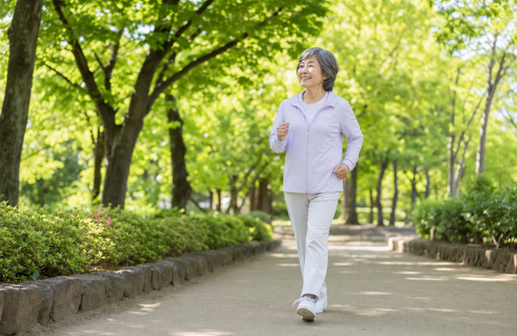 「歩くと健康」は半分ウソ？シニア世代の正しいウォーキングフォームと膝の守り方